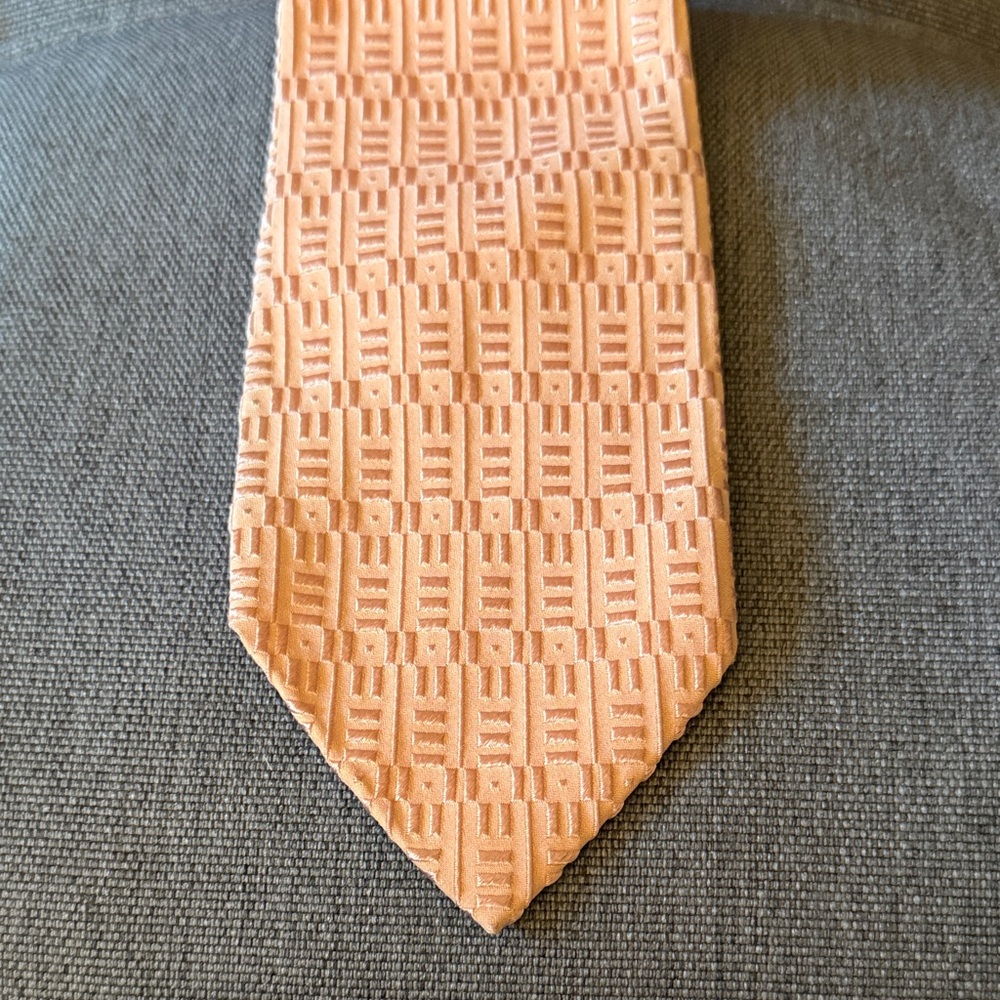 NWOT Domenics Vacca Silk Woven Seven Fold Handmade Necktie. Peach Color.